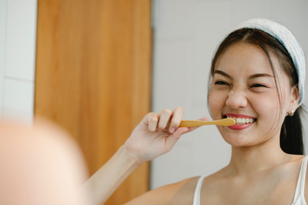 ホワイトニング歯みがき粉を使う女性